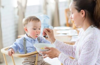 няня годує дитину