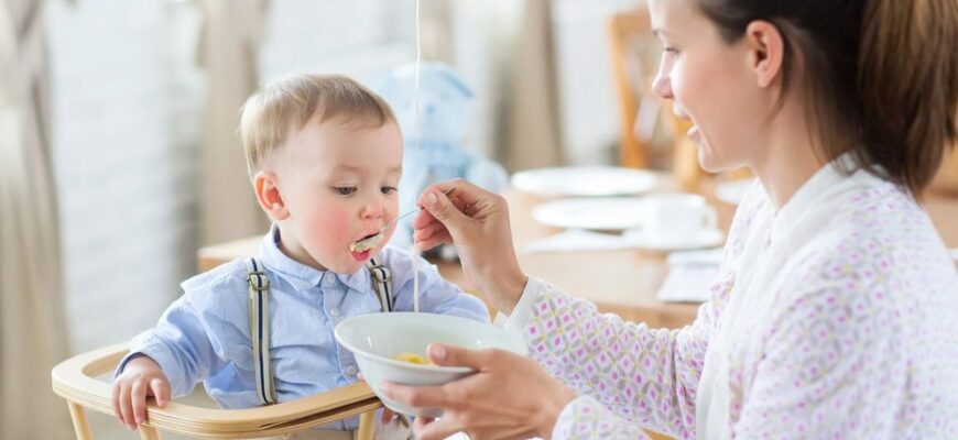 няня годує дитину