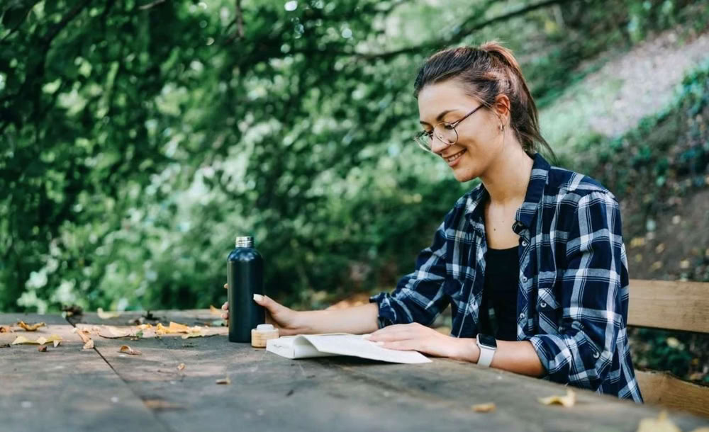 відпочинок під Києвом у лісі — спокійний відпочинок з книгою на природі серед дерев